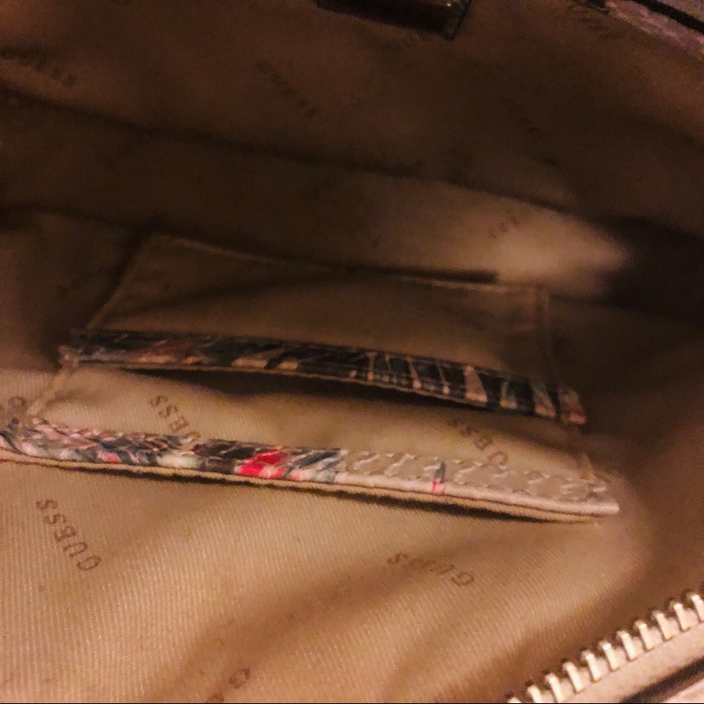 Guess crossbody tropical purse - Picture 6 of 7
